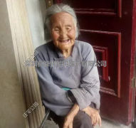 孩子花58萬回農(nóng)村蓋別墅只為盡孝、老母親全程監(jiān)工，全村羨慕！